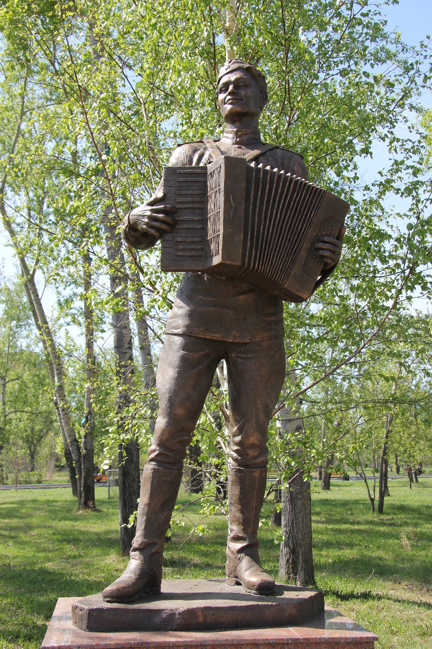 Памятник гармошки. Тульская гармонь памятник. Памятник гармони в Туле. Памятник гармошке в Иваново. Кастельфидардо памятник аккордеону.